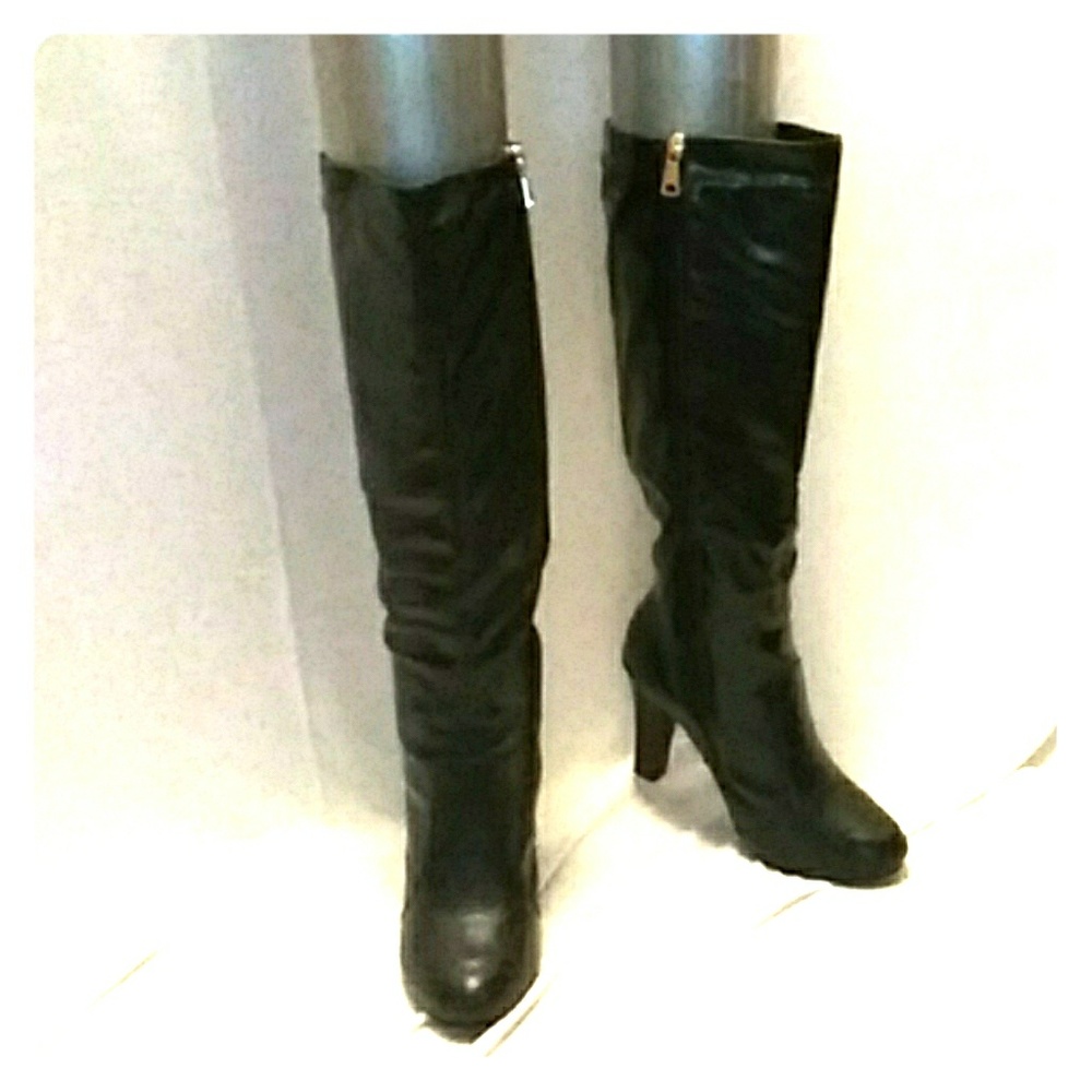 Textured black boots